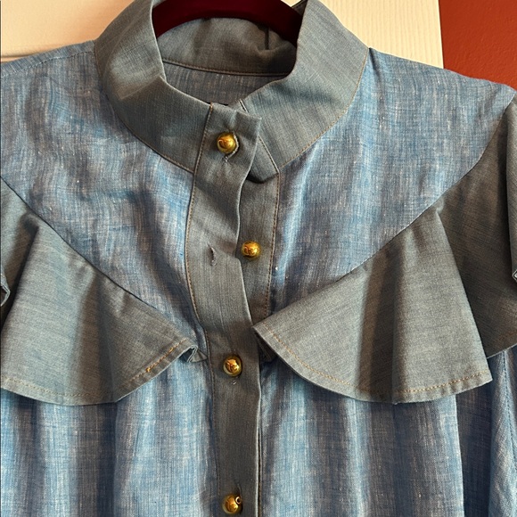 Tuckernuck chambray Blue Ruffled Women's Top - Picture 4 of 6